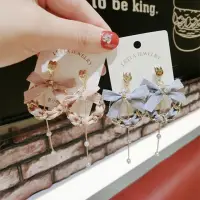 在飛比找momo購物網優惠-【BBHONEY】韓版耳環 優雅緞帶花圈蝴蝶結鑲鑽吊墜珍珠耳