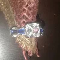在飛比找Yahoo!奇摩拍賣優惠-銀K合金  人工鑽石藍寶造型戒指  搬家大出清