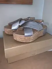 NIB Ugg Australia Women's Shoshana Wedge Sandal SZ 6 Metallic Silver