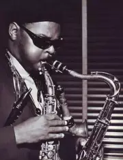 Roland KIRK, Roland Kirk playing multiple saxophones backstage 1960s OLD PHOTO