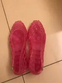在飛比找Yahoo!奇摩拍賣優惠-法國 Méduse 幾何簍空粉色魚口雨鞋 涼鞋 洞洞鞋