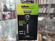 GILLETTE LABS RAZOR WITH EXFOLIATING BAR (+ 2 CARTRIDGES) + MAGNETIC STAND