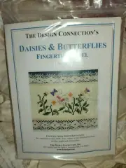 The Design Connection’s Daisies & Butterflies Fingertip Towel #K7-953 NEW Sealed