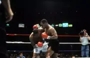 Mike Tyson Lands A Punch To Reggie Gross Old Boxing Photo 3