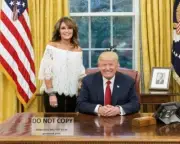PRESIDENT DONALD TRUMP WITH SARAH PALIN IN APRIL 2017 - 8X10 PHOTO (ZZ-929)