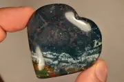 *BLOODSTONE* Heart 5.6cm 86.1g Palm Stone Healing Crystal COURAGE STRENGTH