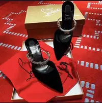 在飛比找Yahoo!奇摩拍賣優惠-熱銷#CL紅底包頭涼鞋女新款透明水鉆紅底高跟鞋宴會黑色尖頭細