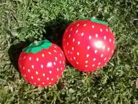 在飛比找Yahoo!奇摩拍賣優惠-充氣玩具--16"充氣草莓球 海灘球 足球 西瓜球 大滾球 