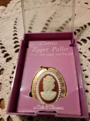 Vintage Cameo Zipper Puller A Cole Classic In The Original Box 1960s Gold Tone