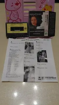 在飛比找Yahoo!奇摩拍賣優惠-SONY 與敵人共枕 電影原聲帶 錄音帶磁帶 Sleepin