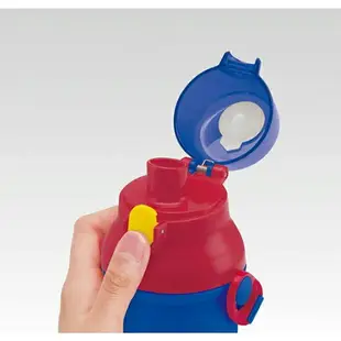 小禮堂 神奇寶貝 日製 直飲式水壺附背帶 塑膠水瓶 兒童水壺 隨身瓶 480ml (藍紅 框框)