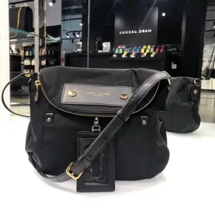 美國MJ全新正品MARC JACOBS 經典黑色-吊牌(大號)馬鞍包 小豬包 斜背包.(高優尼龍款)-【內有防盜式內裡隔層 適合出國旅行 保護護照 重要文件收納,休閒百搭 ~可放長夾 內空間容量大,造型時尚簡約有型.】& MJ經典黑色(真皮防刮)-半月包 斜背包..~(保證100% MJ Outiet正品專櫃購入)*vivi shop*