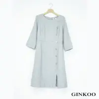 在飛比找momo購物網優惠-【GINKOO 俊克】七分袖排釦小開衩洋裝