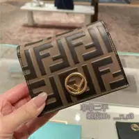 在飛比找蝦皮購物優惠-精品 Fendi 芬迪 滑面牛皮滿版字樣立體金Logo對折式