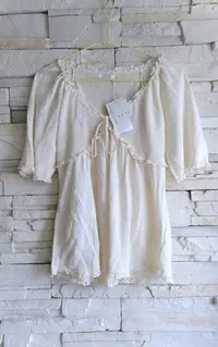 在飛比找Yahoo!奇摩拍賣優惠-全新0918米白蕾絲棉麻罩衫，原價3090