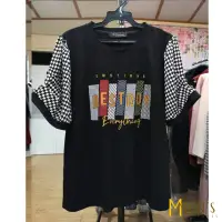 在飛比找momo購物網優惠-【MON’S】趣味拼接字母印花上衣(直)
