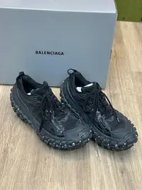 在飛比找Yahoo!奇摩拍賣優惠-《當肯二手名品》BALENCIAGA 新款 黑色 卯釘 輪胎