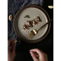 在飛比找ETMall東森購物網優惠-西餐盤復古餐具家用創意日式盤子個性手工陶瓷粗陶菜盤湯盤牛排盤