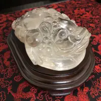 在飛比找蝦皮購物優惠-水晶雕件（招財三腳蟾蜍）水晶雕件 白水晶 擺件 天然水晶 藝