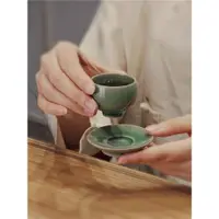 在飛比找ETMall東森購物網優惠-越窯青瓷禪定茶杯杯墊綠釉色品茗杯青瓷主人杯單杯景德鎮陶瓷茶具