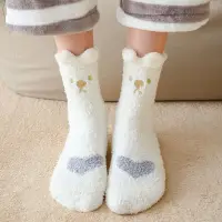在飛比找蝦皮商城優惠-正韓進口金絲貓咪珊瑚絨襪子 保暖睡眠襪 台灣出貨 立體貓中筒