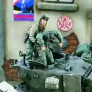 1/35 WWII US Army Tank Crew Escaping Damaged tank (2) one dead/wounded - C1004