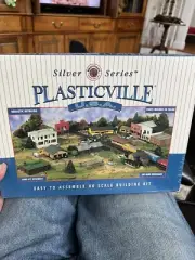 Bachmann #45535 Plasticville USA HO Scale Emil's Dry Goods NEW 45535