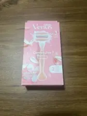 Gillette Venus Comfort Glide White Tea 3-Blade Razor + 2 Razor Blade Refills