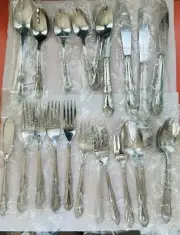 NEW ONEIDA SERVICE FOR 4 DAYDREAM 557 PLUS SERVING & SUGAR SPOON & BUTTER KNIFE