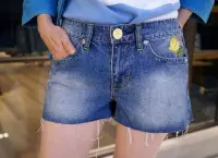 在飛比找Yahoo!奇摩拍賣優惠-美國 Jessica Simpson 手工刷洗繡花牛仔褲短褲