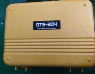 二手日本製TOPCON GTS-304 全站儀/光波測距經緯儀含盒子(外接變壓器9V上電有反應歡迎自取