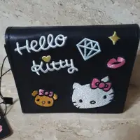 在飛比找蝦皮購物優惠-Hello Kitty 皮革電繡名片夾  售價650元