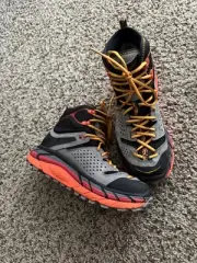 Hoka one one tor ultra hi size 9 ON Cloudmonster new balance rebel