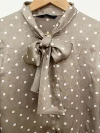 在飛比找Yahoo!奇摩拍賣優惠-NANA 日本古著 絲質綢緞 水玉點點 綁帶領結 長袖花襯衫