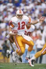 Quarterback Trent Dilfer Tampa Bay Buccaneers keeps his eyes fo- 1996 Old Photo