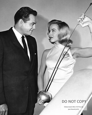 RAYMOND BURR & TERRY HUNTINGDON IN "PERRY MASON" - 8X10 PUBLICITY PHOTO (RT-138)