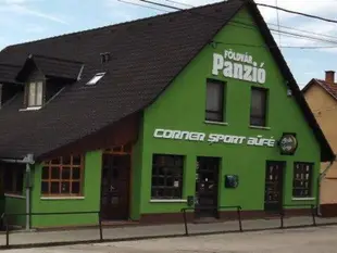 大地之角運動酒吧住宿加早餐旅館Földvár Panzió és Corner Sport Büfé