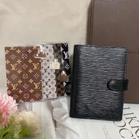 在飛比找PopChill優惠-[二手] Louis Vuitton EPI水波紋6孔筆記本