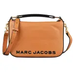 【MARC JACOBS 馬克賈伯】MARC JACOBS THE SOFT BOX 23黑字LOGO牛皮拉鍊手提斜背包(黑芥末黃棕)