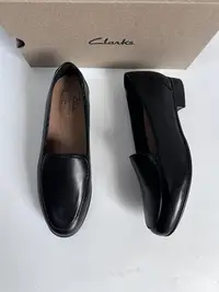 在飛比找Yahoo!奇摩拍賣優惠-新款熱銷 clarks其樂女鞋22新款輕便低跟通勤黑色簡約樂
