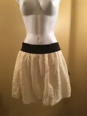 Tempted Juniors girls lace skirt w/elastic waist Ivory/black M