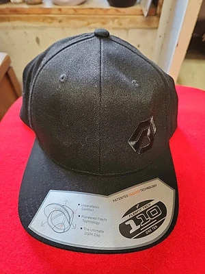 Flexfit Tech 110 One Ten Cap Snap Back Black on Black 83% acrylic 15% Wool NWT