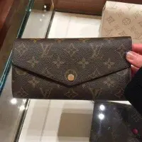 在飛比找Yahoo!奇摩拍賣優惠-LOUIS VUITTON M62234 紫紅色 字紋 信封