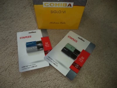 STAPLES 2 X 32 GB FLASH thumb DRIVE USB 2.0 ASST COLORS NIB 52550 64GB