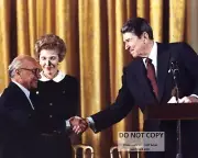 RONALD REAGAN PRESENTS PRESIDENTIAL MEDAL TO MILTON FRIEDMAN 8X10 PHOTO (AA-003)