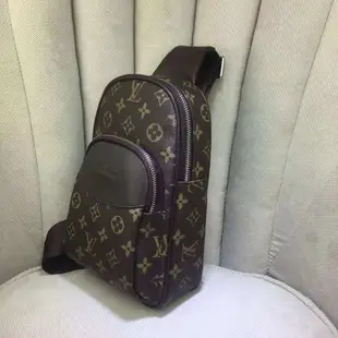 精品二手 Louis Vuitton/LV路易威登男包 LV胸包 頭層牛皮胸前包 男士單肩斜挎包 軟皮包