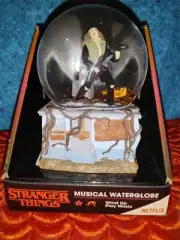 RARE STRANGER THINGS EDDIE MUSICAL SNOWGLOBE WATERGLOBE - HALLOWEEN HORROR PROP