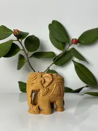 在飛比找Yahoo!奇摩拍賣優惠-w印度老山檀新雕刻大象 印度手工雕刻實心大象 印度手工雕刻精