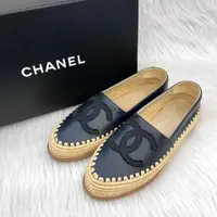 在飛比找PopChill優惠-[二手] Chanel G33559深藍羊皮大雙C平底草編鞋
