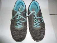 在飛比找Yahoo!奇摩拍賣優惠-Skechers 灰色花紋布休閒運動鞋,US7/CM24,鞋